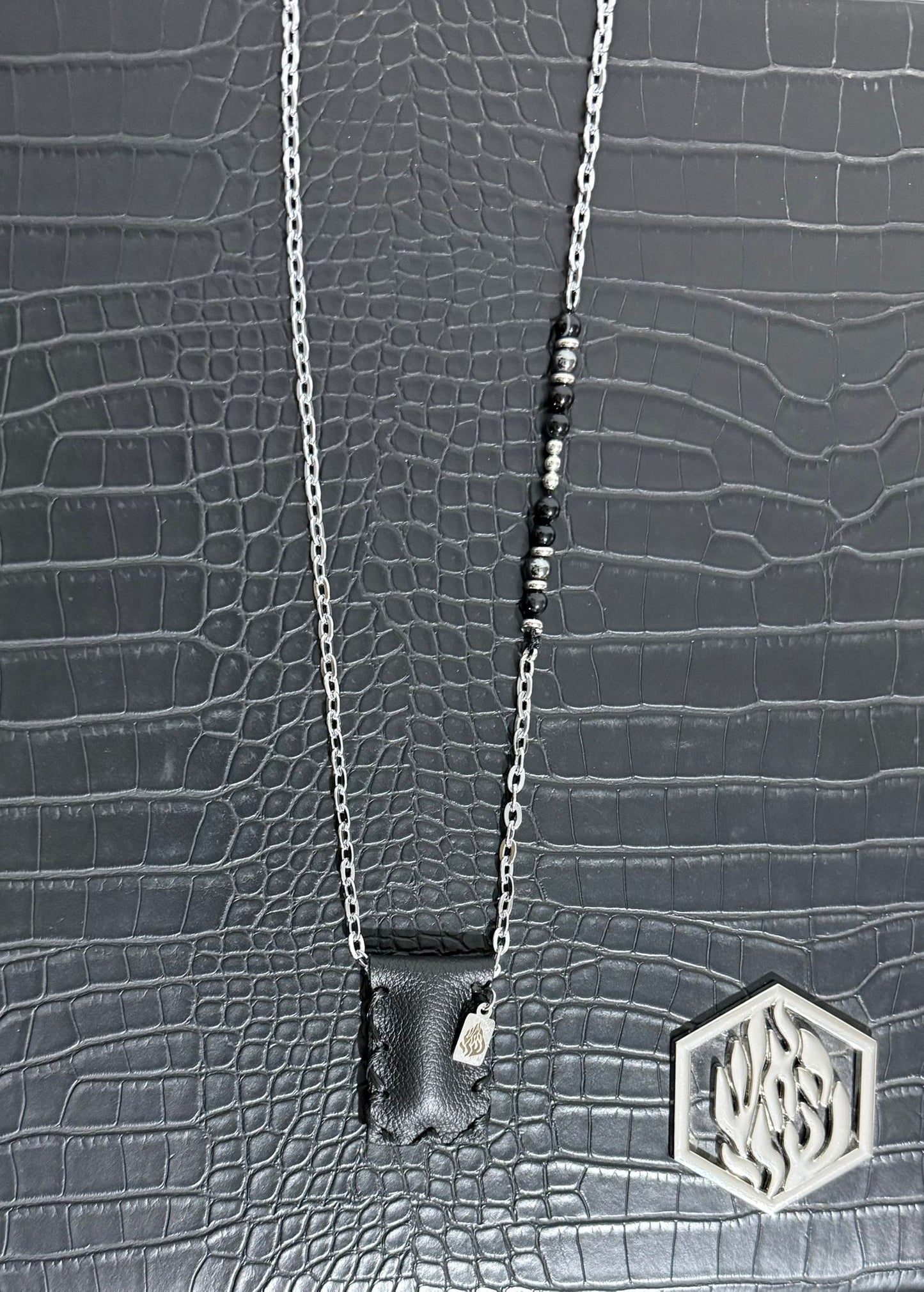 Petek Black Chaîne + Perles 26’